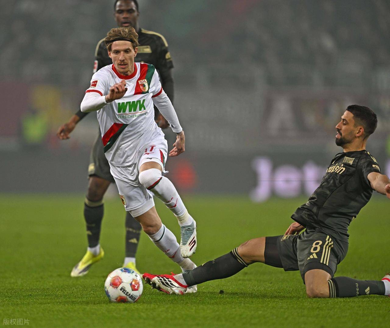 随着奥格斯堡1-1柏林联合,德甲最新积分榜出炉:拜仁领先优势2位数